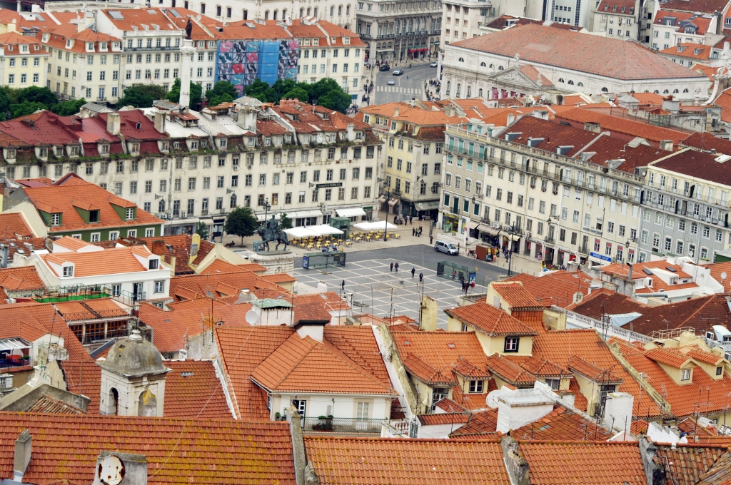 Памятник Жуану I на площади Фигейра на фоне